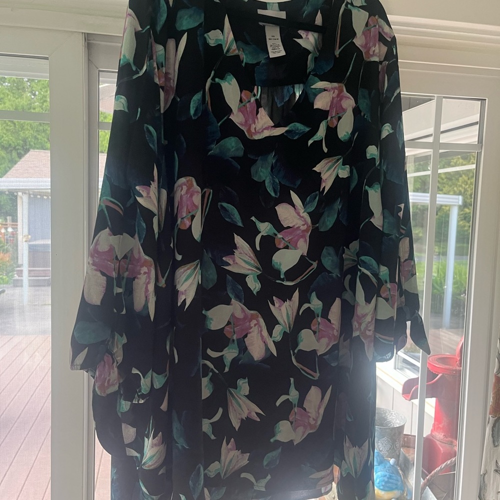 Catherine’s size 5X blouse.  Bow tie on open slit sleeves.